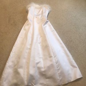 Long white strapless dress with faux fur